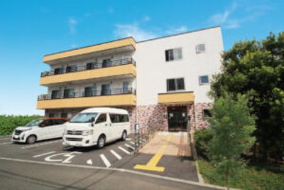 広い駐車場の外観