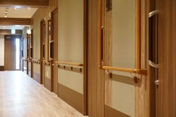 清潔な木製の廊下