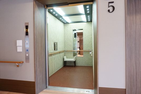 明るい廊下と椅子