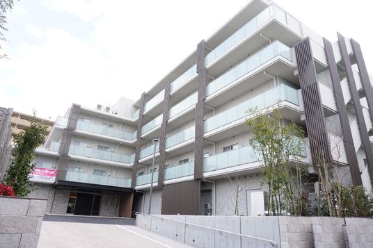 モダンな建物の外観