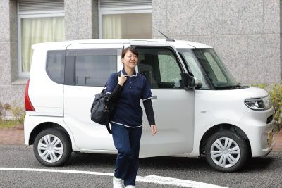 スタッフが微笑むエントランス