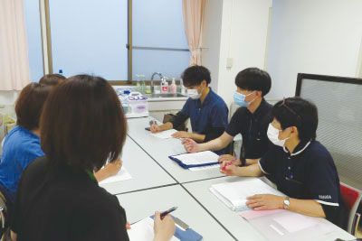 座って話すスタッフイメージ