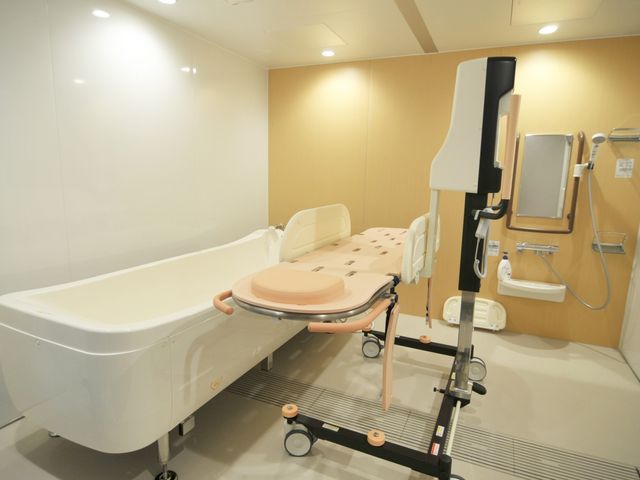 最新式の介護浴室 浴室 最新の設備が整った浴室で、安心してご利用者さまのサポートを行います。働く環境にも注力しています。