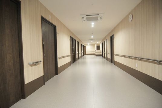 清潔な施設の廊下