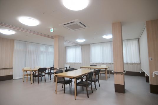 清潔感のある食堂空間