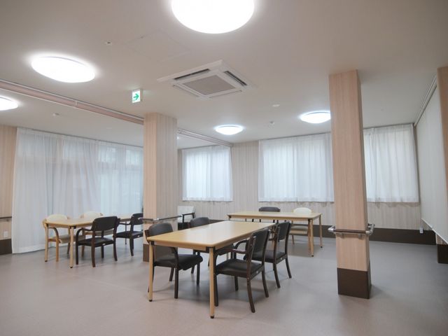 清潔感のある食堂空間 食堂 清潔で広々とした食堂でのお食事のサポートを通じて、ご利用者様に温かい時間を提供しませんか。