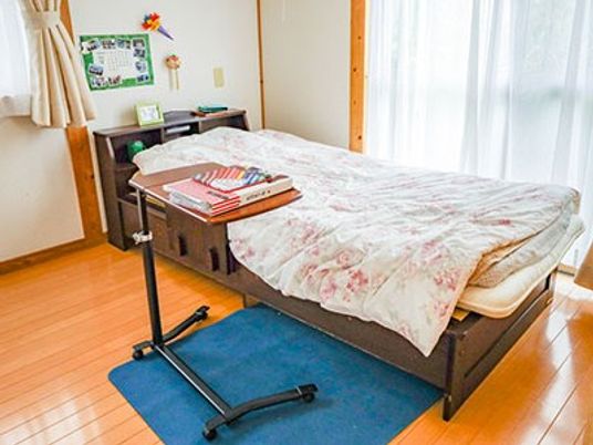 明るい居室のベッド  