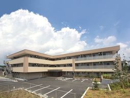 広々とした明るい施設外観