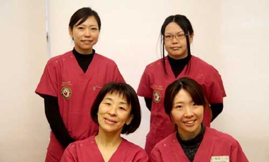 笑顔のスタッフ4名立像