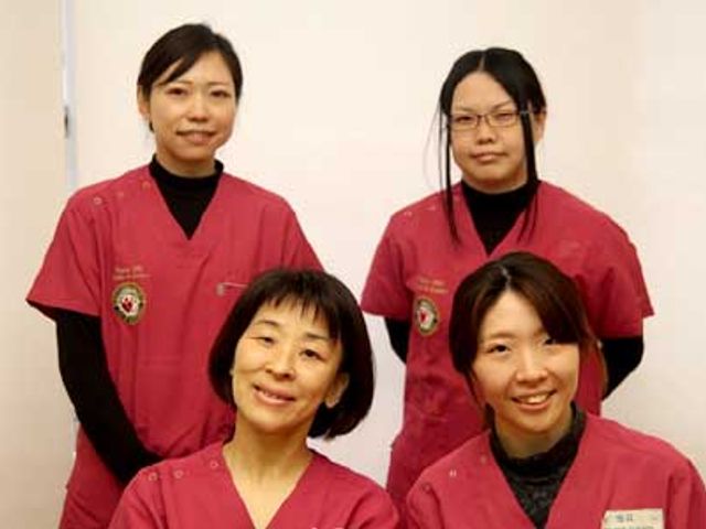 笑顔のスタッフ4名立像 スタッフイメージ 笑顔溢れるスタッフが、皆さまの快適な生活をしっかりとサポートいたします。
