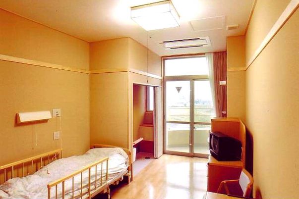 明るい個室の居室