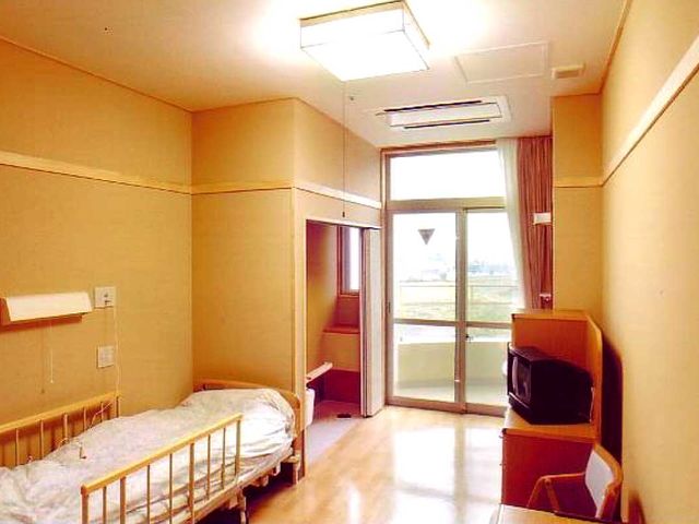 明るい個室の居室 居室 ゆとりある広さの個室です。窓から自然光が差し込み、心地良い空間をお過ごしいただけます。