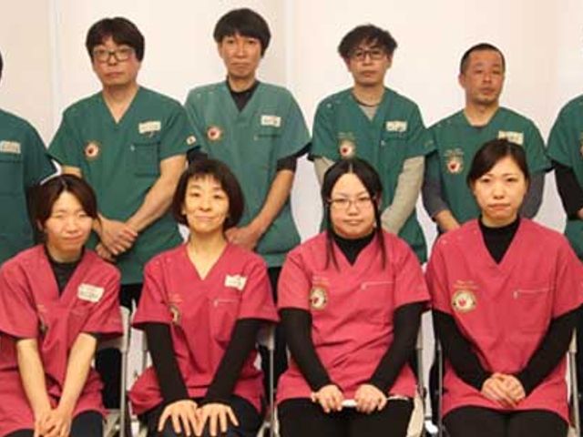 スタッフ集合 スタッフイメージ 心強いチームワークを誇るスタッフが、皆さまの快適な生活を支えます。