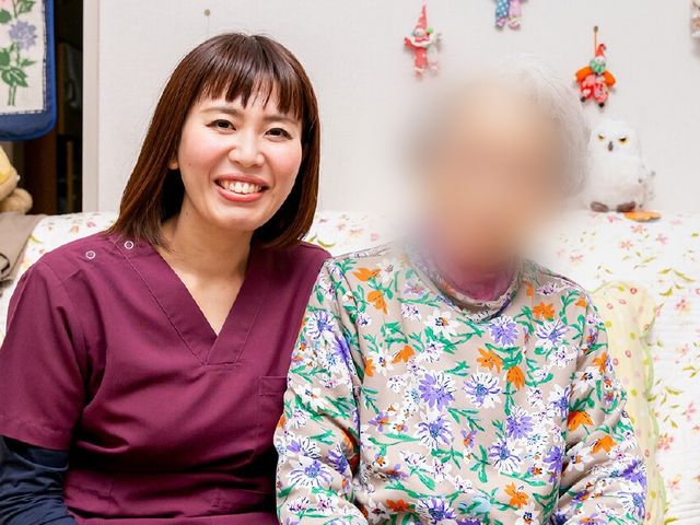 親しみやすいスタッフイメージ スタッフイメージ 利用者との心温まる交流が感じられる環境です。笑顔で溢れる職場です。