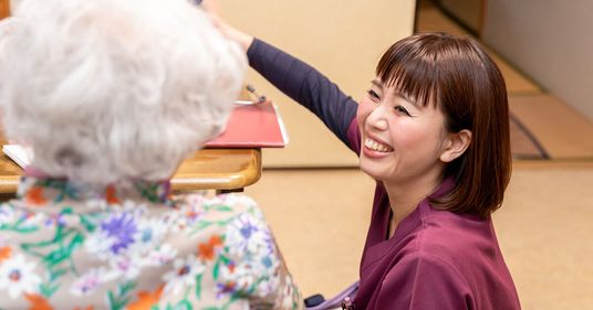 笑顔のスタッフと入居者の様子