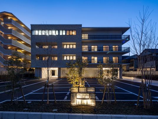 夜景を背にした明るい建物
