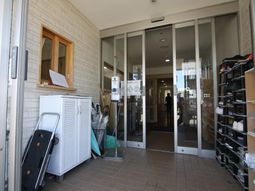 入口の開放的な風景