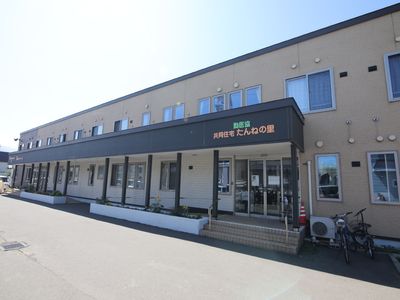 明るい施設の外観