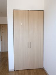 シンプルな洋室のクローゼット