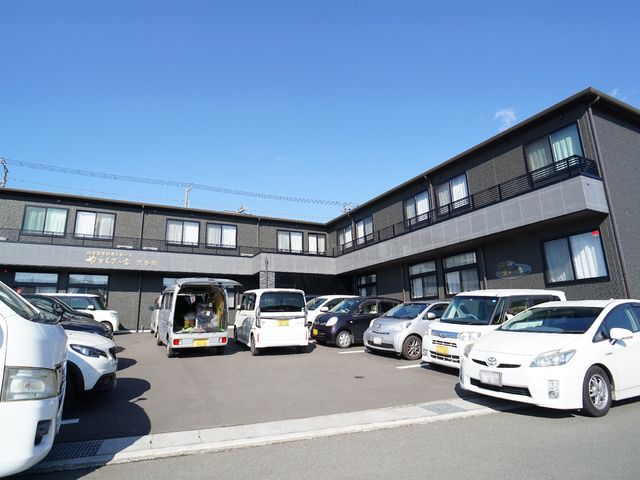 快適そうな建物の外観 外観 ゆとりある駐車スペースを確保した建物です。日々の通勤や来訪に便利で快適な環境が整っています。