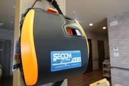 AED機器が備え付けられている