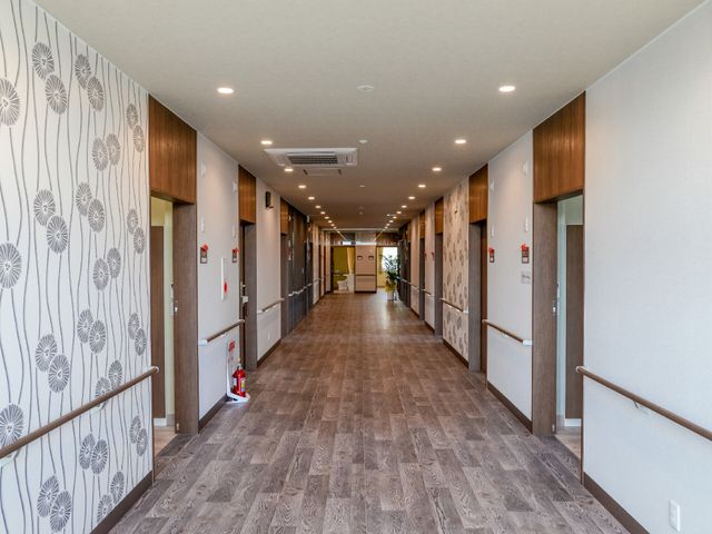 清潔で広々とした廊下 廊下 手すりが設置された廊下は清潔感があり、歩行にも安心感を提供します。そこはスタッフと利用者の円滑なコミュニケーションの場でもあります。