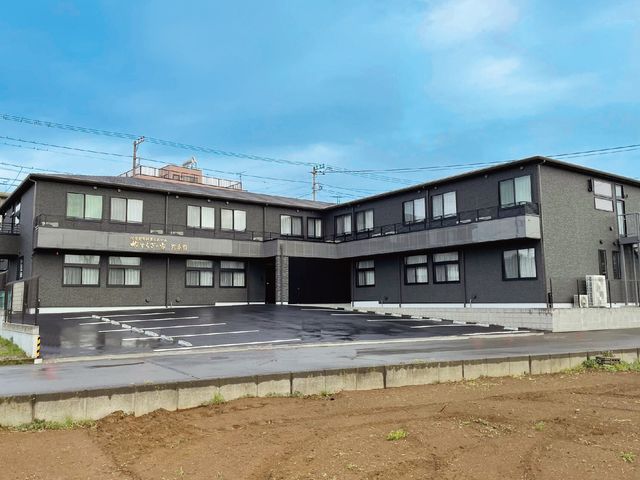 ゆとりある外観の施設 外観 周囲に余裕を持たせた落ち着いた色合いの建物です。安定した職場環境での就業をお考えの方に適しています。