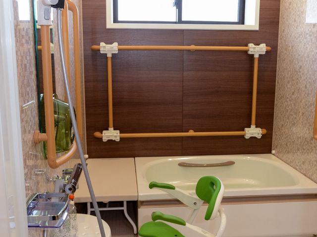 バリアフリー設計の浴室 浴室 手すりや座れるシャワーチェアを完備した浴室です。安全に配慮しながら、快適な入浴をサポートしています。
