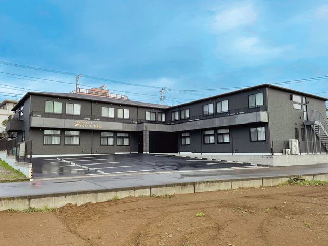 新築そうな外観 新しい建物は格調高いデザインで、清潔感が漂っています。駐車スペースも広く、来訪者にも優しい造りとなっております。