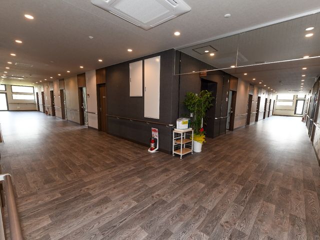 広々とした清潔な廊下 廊下 広くて明るい廊下は、ゆったりとした移動ができる設計です。清掃が行き届いており、快適な環境が保たれています。