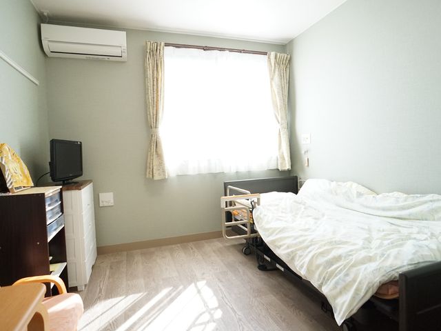 快適な個室の居室 居室 落ち着いた色合いでまとめられた居室は、日の光が差し込み、明るく穏やかな時間を提供しています。
