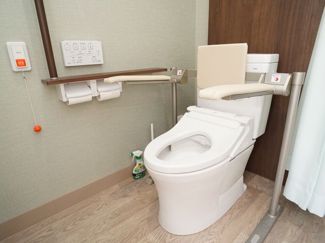 バリアフリートイレ設備 トイレ 手すり付きのトイレは、安心してお使いいただける設計です。清潔感のある空間で、利用者の快適な毎日をサポートします。