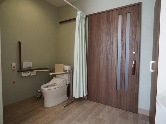 バリアフリートイレ設備 トイレ 手すり付きのトイレは、快適な利用を支える設計になっており、利用者の安全確保に配慮されています。