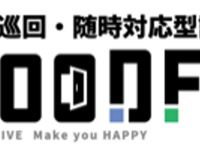 ロゴマーク 看板 施設のロゴが鮮やかに描かれた看板です。ブランドのプロフェッショナルな印象を与えます。