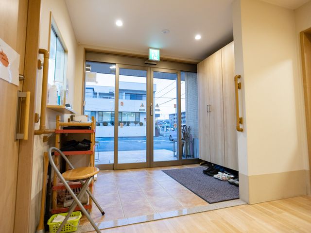 明るいエントランス エントランス 自然光が心地よく差し込むエントランスです。幅広い扉で出入りもスムーズに行えます。