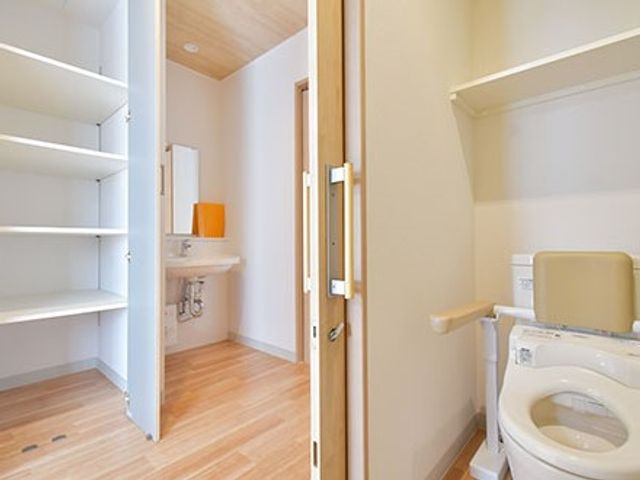 バリアフリーなトイレ空間 居室B・2 手すり付きの清潔なトイレスペースです。使い勝手を考えたデザインで、快適な日常生活をサポートします。