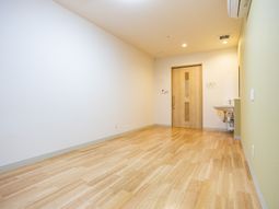 明るい木目の床部屋