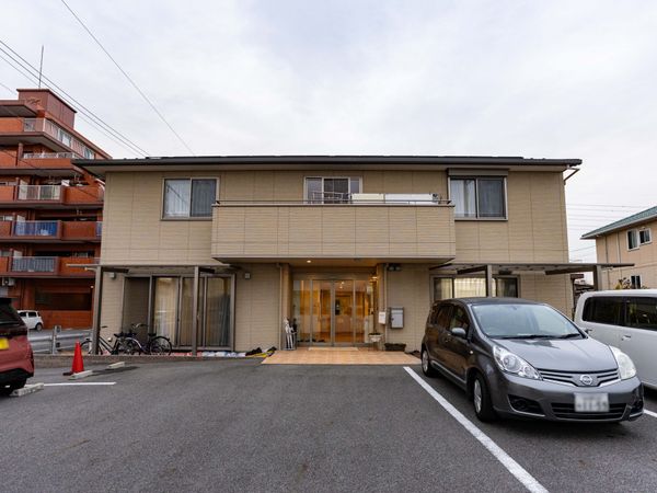 正面の建物