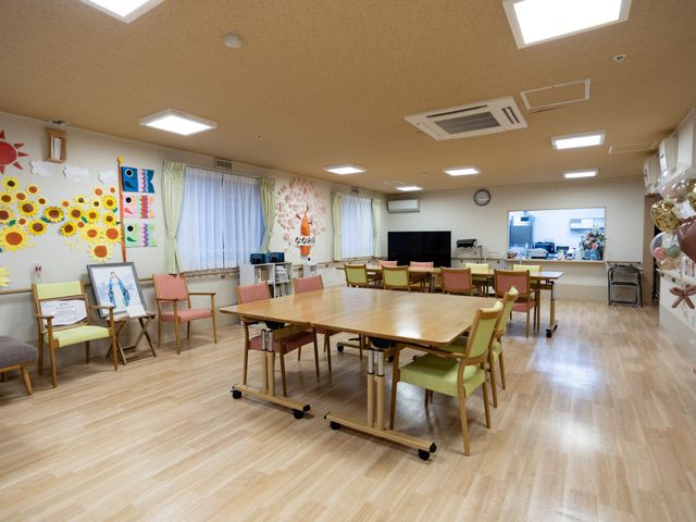 明るい多目的室 多目的室   広々とした明るい多目的室では、自然光が差し込み、様々な活動を快適に楽しめます。