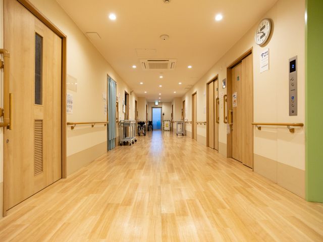 明るい廊下 廊下 広々とした明るい廊下が広がります。快適に移動ができるよう配慮されています。