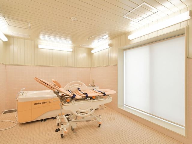 清潔な浴室設備 浴室 ゆとりある空間で快適な入浴をサポートする浴室です。清潔感溢れる環境が整っており、安心してご利用いただけます。