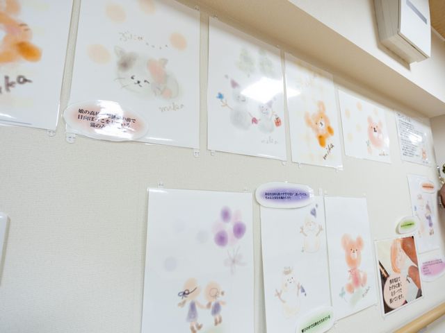 可愛いイラストの掲示物 掲示物 可愛らしいイラストが並び、温かみのある雰囲気を演出しています。職場環境が明るく感じられます。
