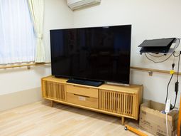 明るいテレビ付き居室
