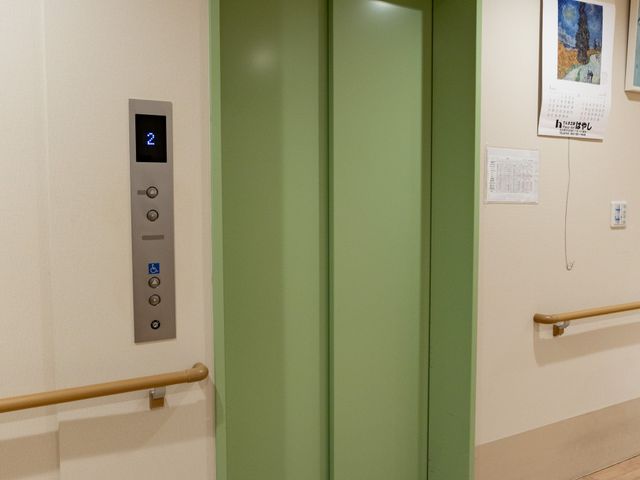 使いやすいエレベーター エレベーター 広々としたエレベーターがあり、車椅子でも快適にご利用いただけます。