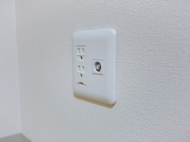 コンセントの壁面 内観 清潔感のある電源設備が整った場所です。スタッフにとって作業しやすい環境が整っています。