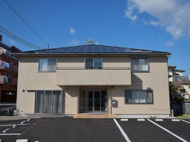 きれいな外観の建物 外観 太陽光パネルが設置されたモダンな建物です。環境に配慮した設計は就業先としても魅力的です。