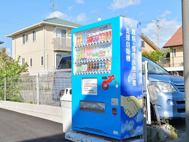 青い自動販売機 エクステリア 手軽に飲み物を購入できる自動販売機が設置されており、休憩時間に便利です。