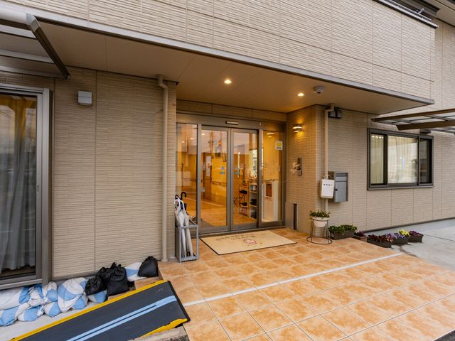 優しい雰囲気のエントランス エントランス 広々としたエントランスは、明るい自然光が入り、訪れやすい雰囲気です。傘立てやポストも完備されていますので、働く方にとっても利便性があります。