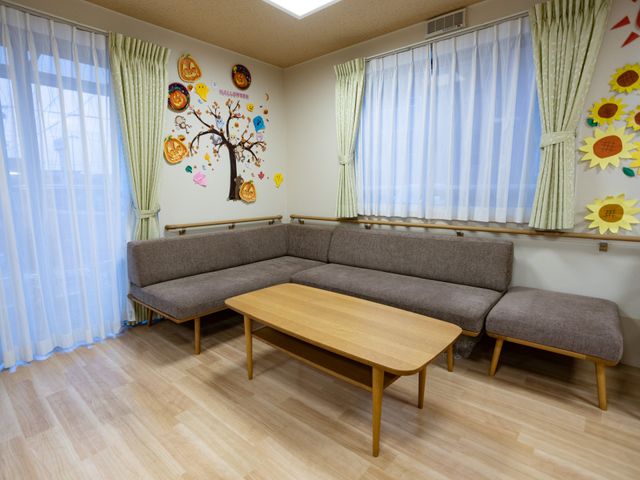 明るいリビング リビング 日差しが差し込む広々とした空間で、ゆったりとリラックスして過ごすことができます。