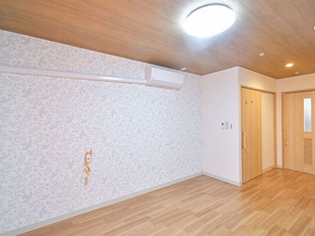 明るい広々した居室 居室 清潔感あふれる居室は、自然光がたっぷりと差し込み、快適な生活空間を提供しています。